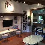 Charmante Petite Maison Dans Le Jardin *