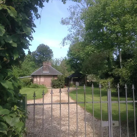 Charmante Petite Maison Dans Le Jardin * Letteguives