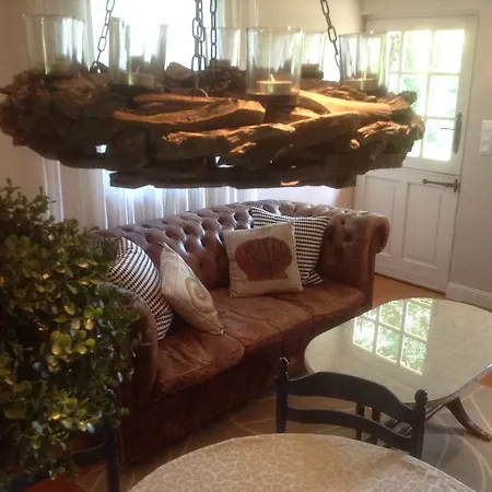 Charmante Petite Maison Dans Le Jardin