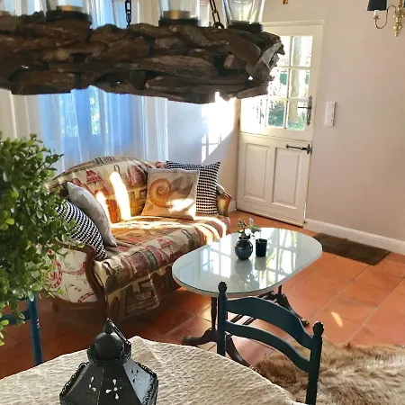 Charmante Petite Maison Dans Le Jardin